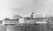Foto em preto e branco do núcleo de construções modernistas da Fiocruz vistas ao longe