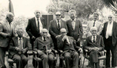 Foto dos pesquisadores cassados durante a ditadura militar, sentados e de pé lado a lado