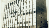 Foto em preto e branco da fachada Escola Nacional de Saúde Pública (Ensp)