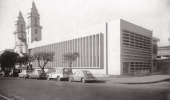 Foto em preto e branco da fachada do Instituto René Rachou, Fiocruz Minas