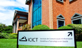 Foto lateral da Biblioteca de Manguinhos com destaque para a placa do Icict, Instituto que ela abriga